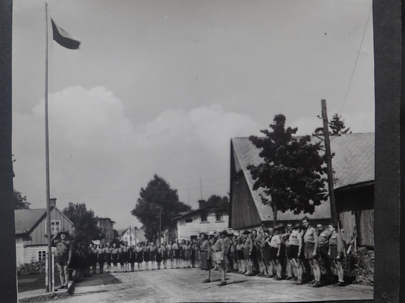 Po skonen 2. svtov vlky  v lt 1945 jsme zorganizovali nov skautsk tbor ve Zdoov u Adrpachu, kde byla po odsunu nmeckho obyvatelstva ohroena sklize  na sttnm statku. Pouh dva msce po obnoven innosti jsme byli schopni vyslat...