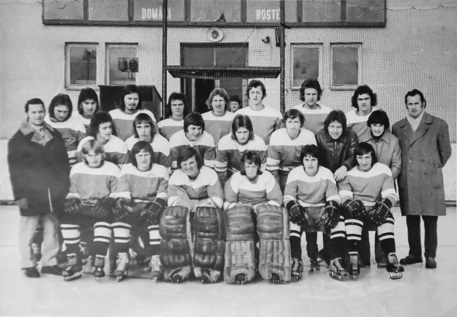 TJ Dv�r Kr�lov� n/L - (2. dorosteneck� liga 1975 - 1976) Stoj�c� zleva: Petera st. (tren�r), Holan, Sattler, �ediv�, Jane�ek, Haase, Hu�ek, Saris, Kejzar, �ulc E. st. (vedouc� mu�stva) Prost�edn� �ada zleva: Jarol�m, B�lohoubek, Petera ml., Lhotsk�...