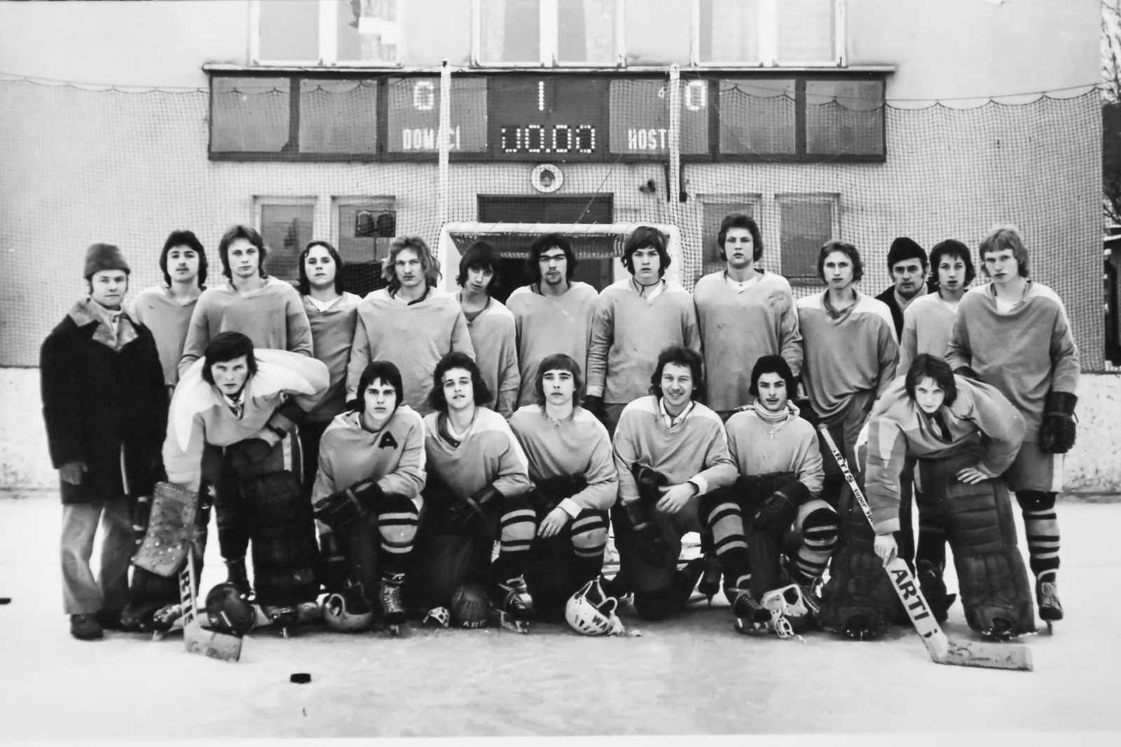 TJ Dv�r Kr�lov� n/L - (2. dorosteneck� liga 1976 - 1977) Horn� �ada zleva: Josef Petera (tren�r), Tom� Sattler, Ji�� Lhotsk�, Josef Holan, Old�ich Haase, Miroslav Postupa, Milo� Kejzar, Lubo� Petera, Ji�� Saris, Lud�k �ulc, Ev�en �ulc st. (vedouc�)...