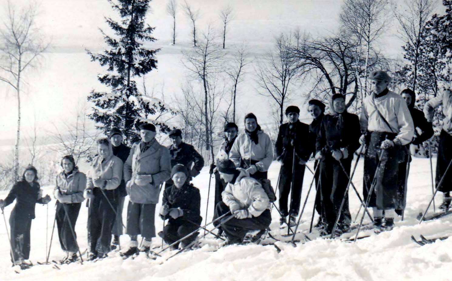 Kr�lov�dvor�t� sokol�t� ly�a�i  na v�let� pod veden�m pana Franti�ka Biera (p�t� zleva), 15. 12. 1940 u T�ebiho�t�
