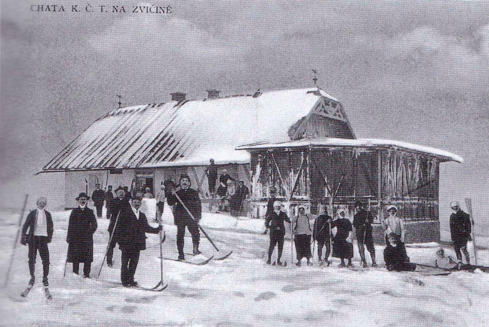 �lenov� K�T a Sokolov� na Zvi�in� p�ed chatou. Podle ly�a�sk� v�zbroje lze sn�mek datovat p�ed rok 1910. Po kursu, kter� vedl Nor Oestgard se za�aly pou��vat dv� hole.