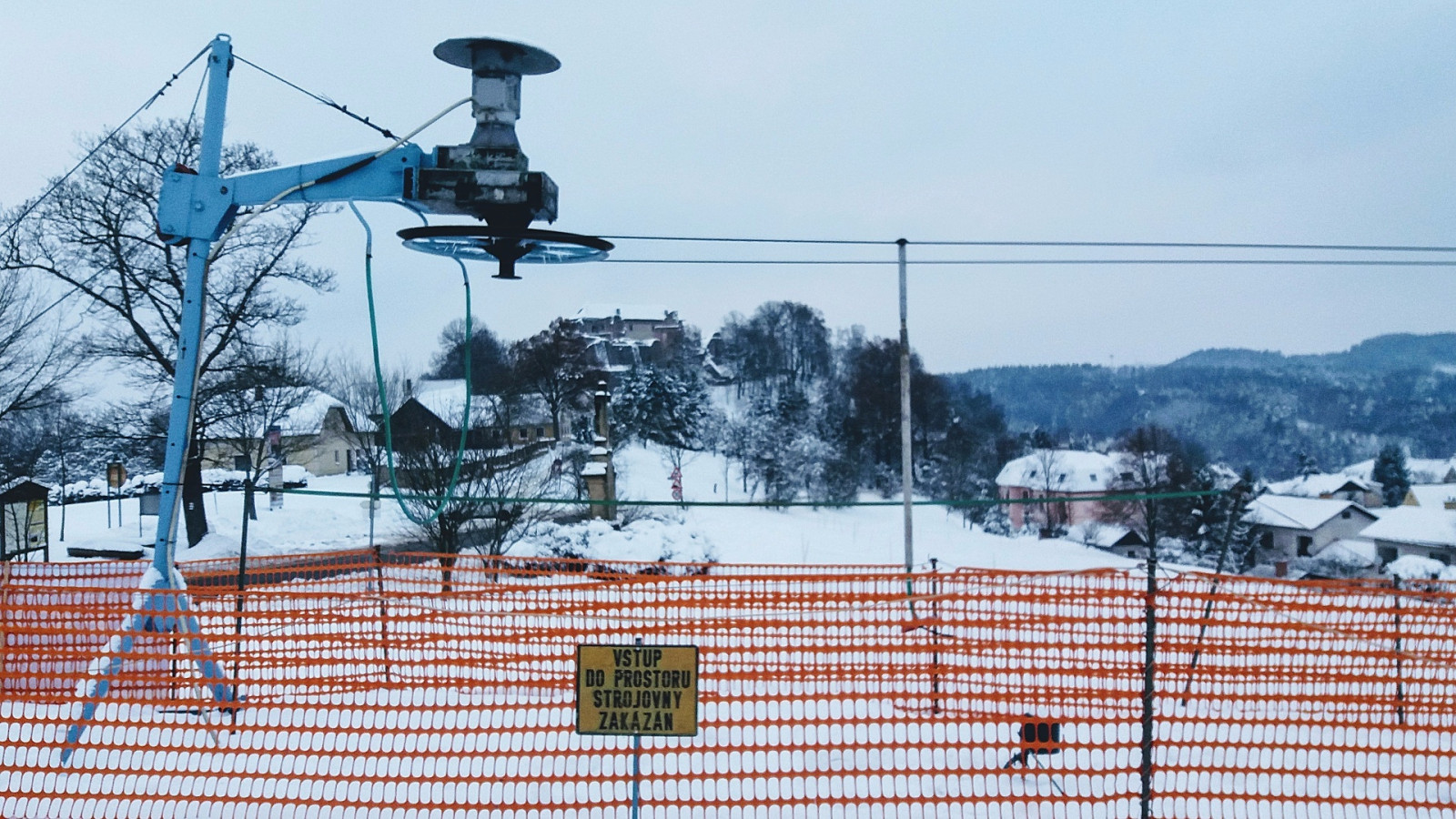 Vlek skiare�lu s hradem Pecka v pozad�