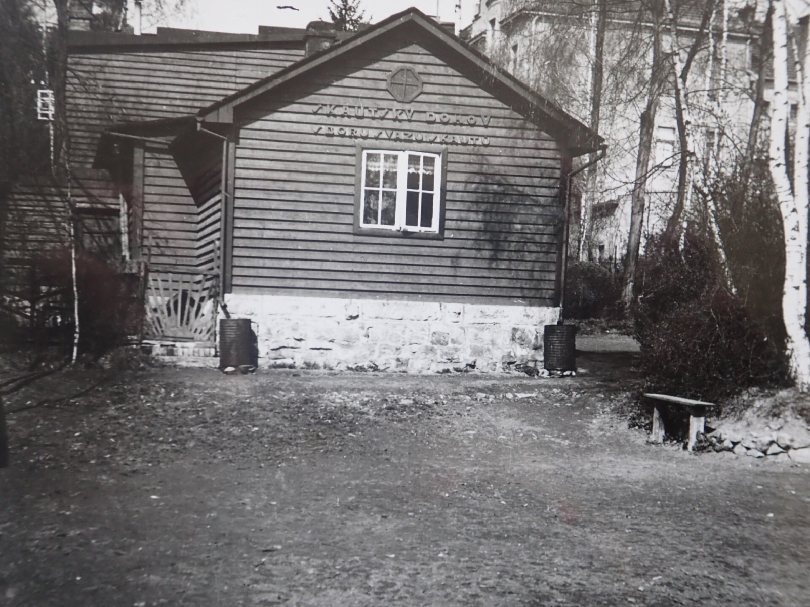 Druh� skautsk� domov vybudovan� v roce 1933, kter� st�l v sousedstv� pivovaru. Fotografie jsou a� z roku 1977, kdy byl tento n� objekt z rozhodnut� M�stsk�ho n�rodn�ho v�boru zbo�en.